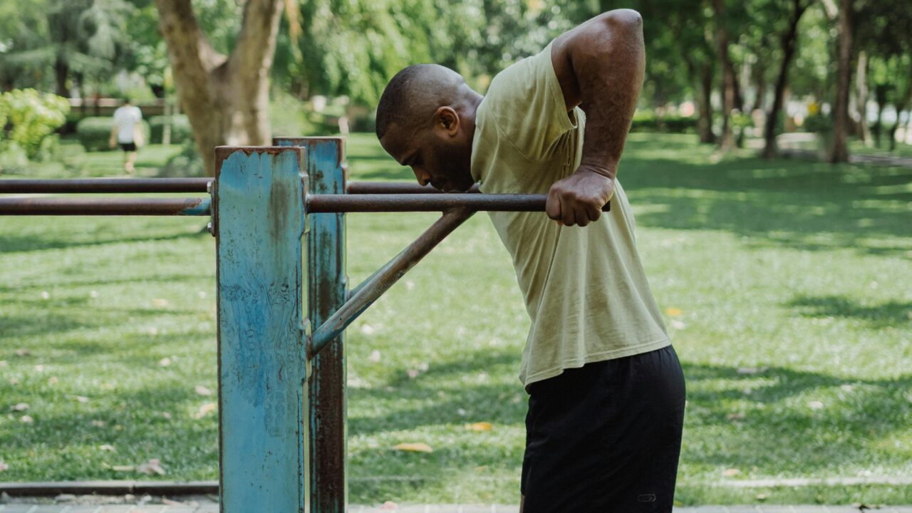 Προχωρημένες Ασκήσεις σε Παράλληλες Μπάρες για Δύναμη και Αντοχή